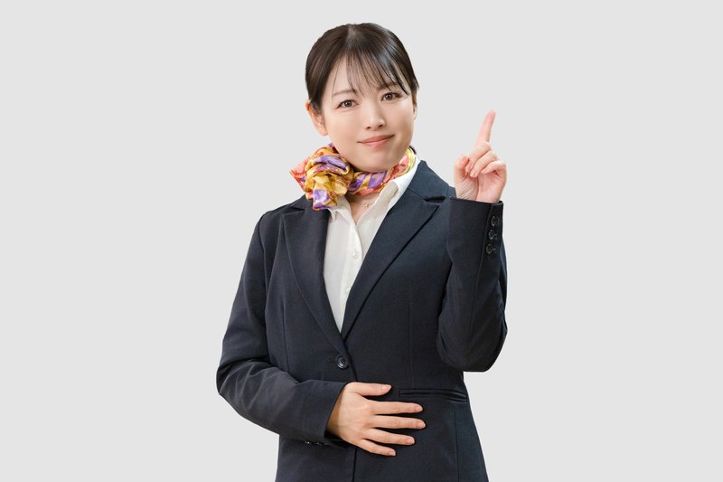 銀行の窓口スタッフが人差し指を立てて融資の仕組みを案内しているイメージ